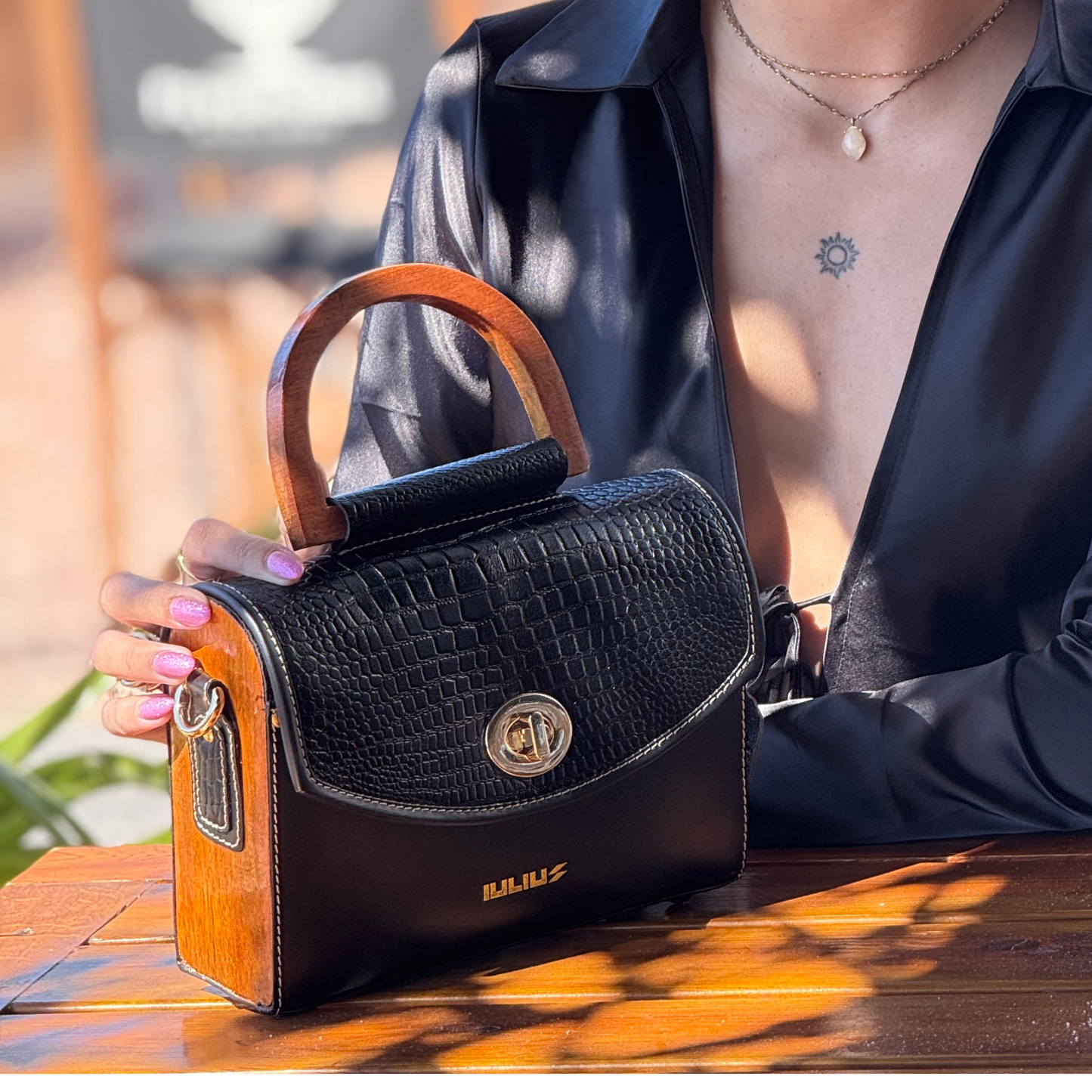 Bolso de Cuero con Solapa patron Cocodrilo y Laterales de Madera – IULIUS-3