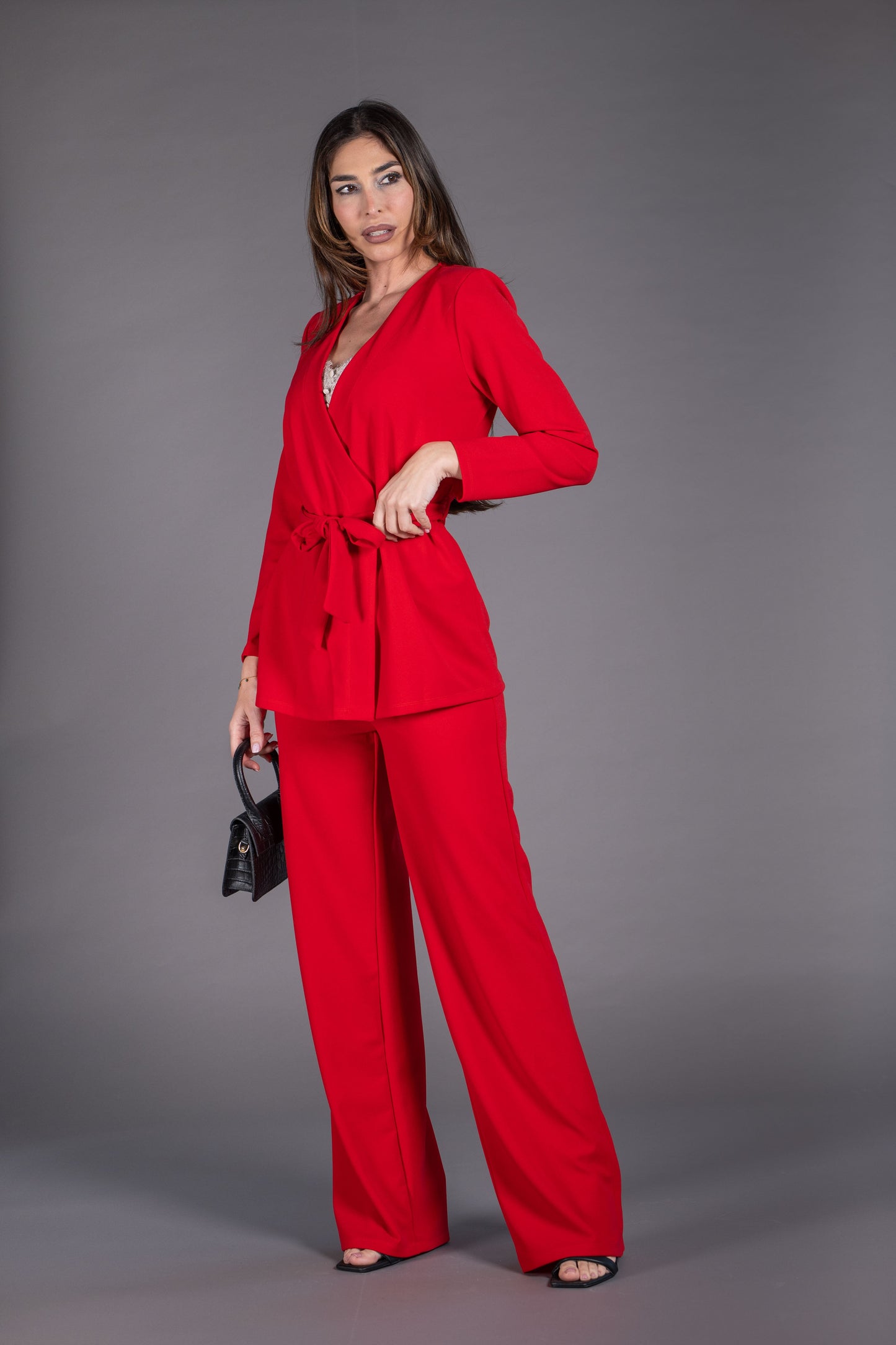 Traje de pantalón y chaqueta cruzada con cinturón color rojo-3
