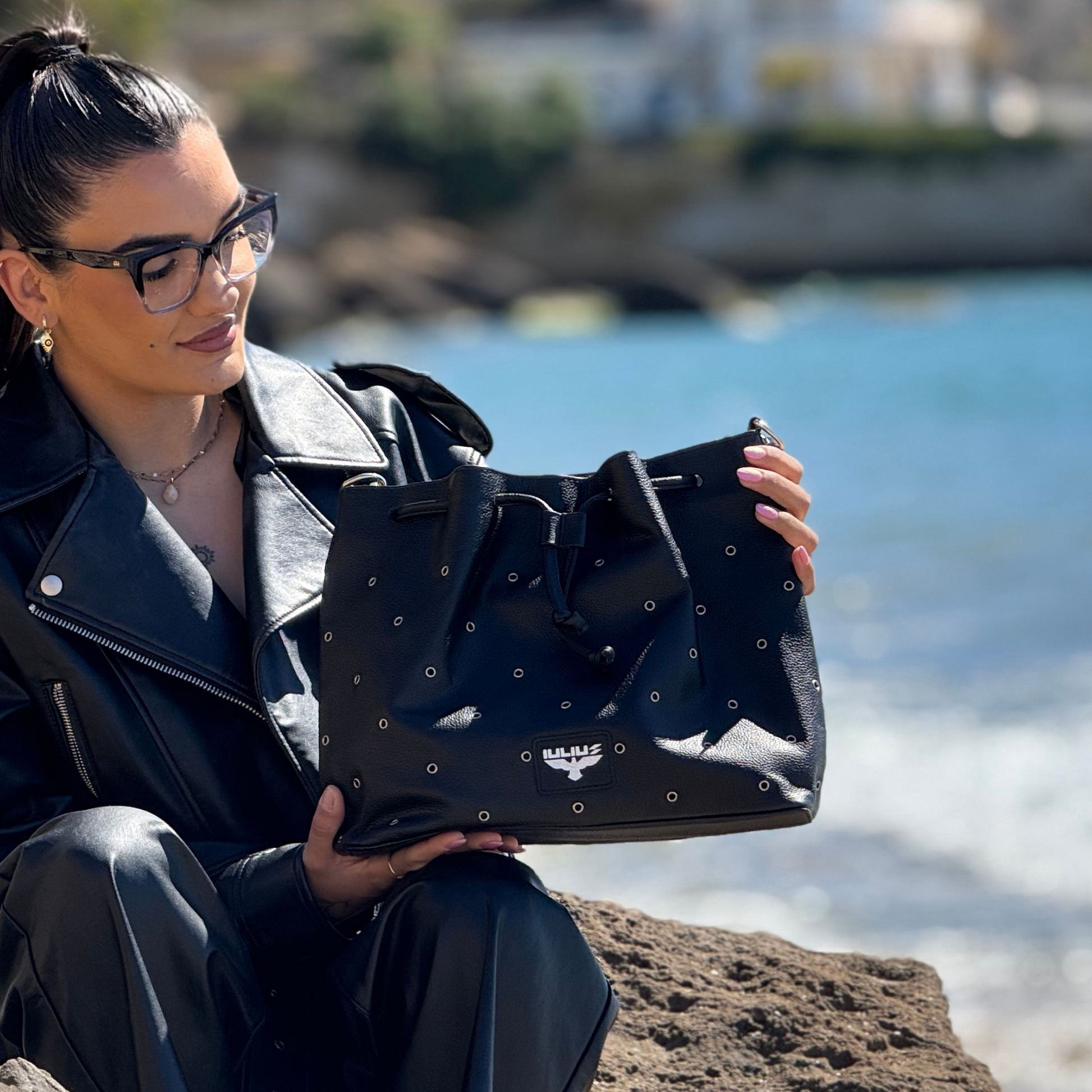 Bolso Bucket de Cuero Negro con Tachuelas – Estilo Urbano – IULIUS-2