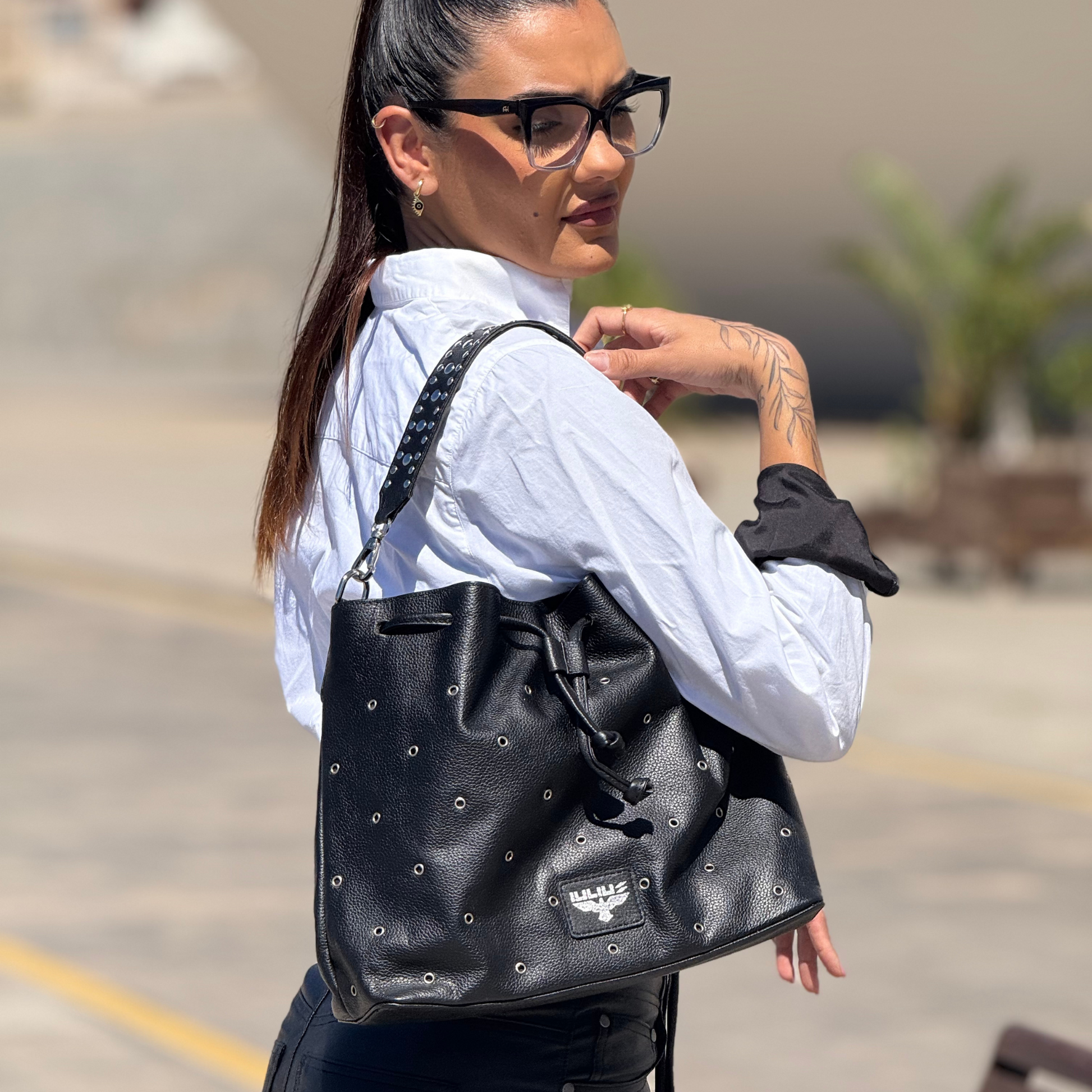 Bolso Bucket de Cuero Negro con Tachuelas – Estilo Urbano – IULIUS-3