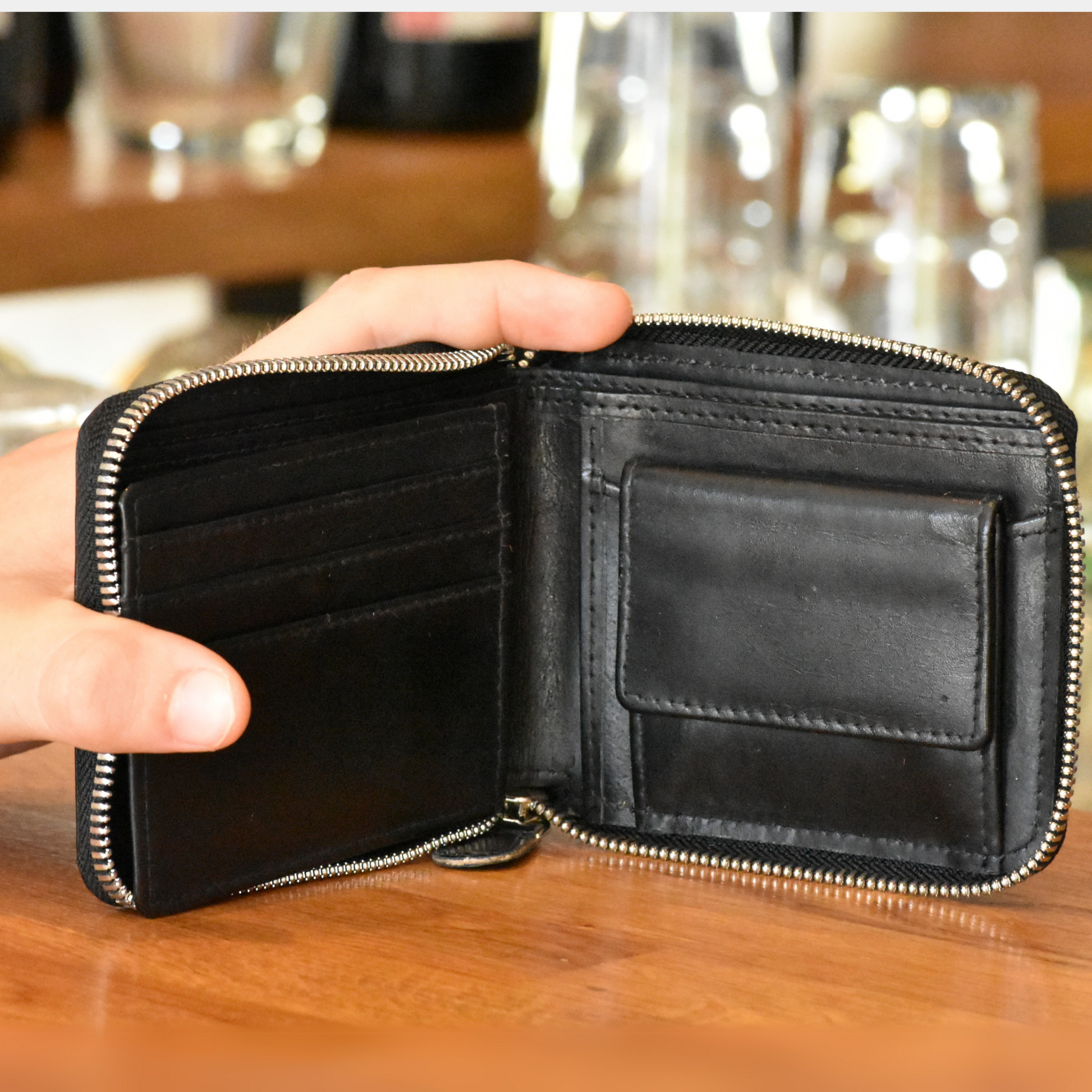 Cartera Zipper de Cuero Negro – Estilo Minimalista – IULIUS-3