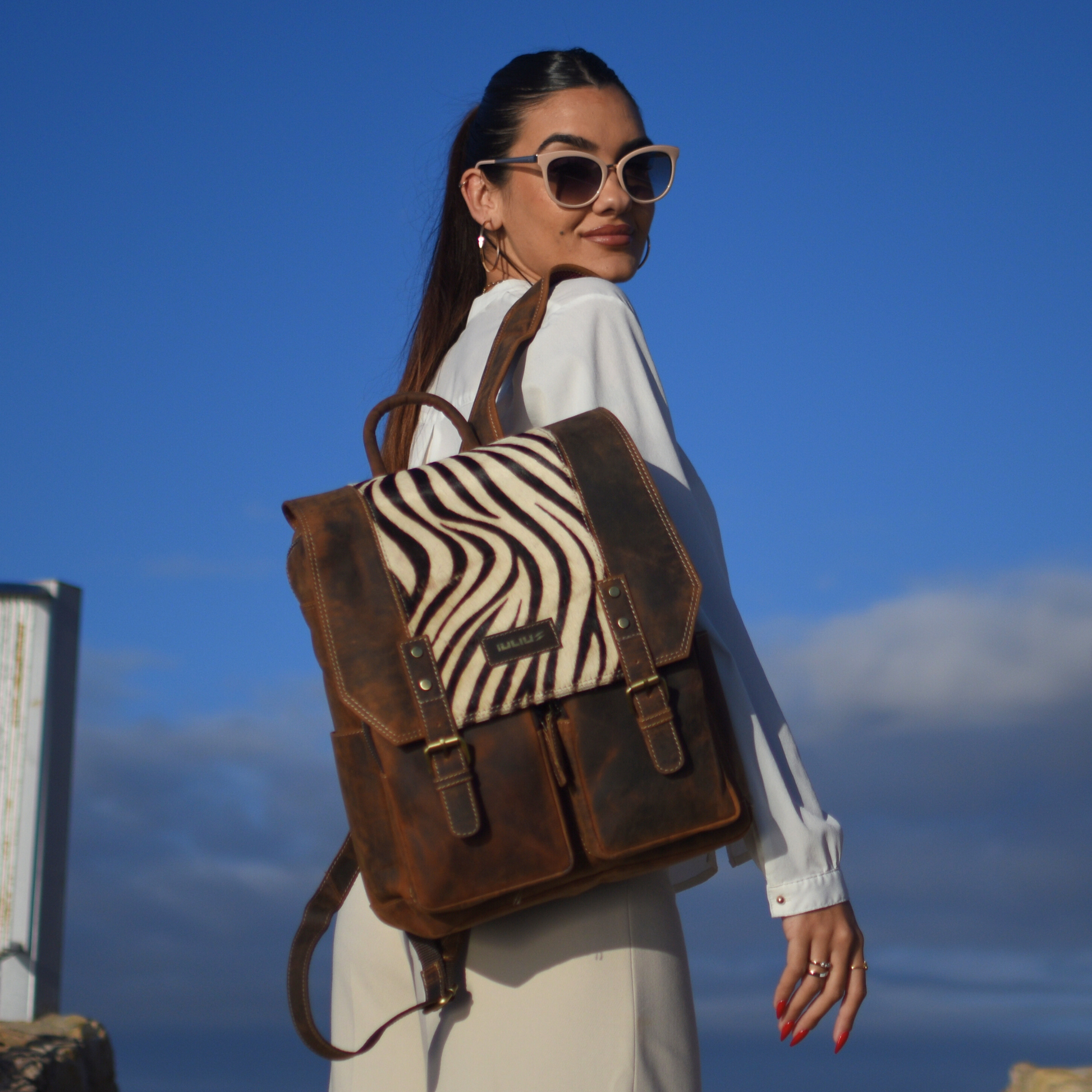 Mochila de Cuero Full Grain con Solapa Animal Print – Portátil 15,6” – IULIUS-1